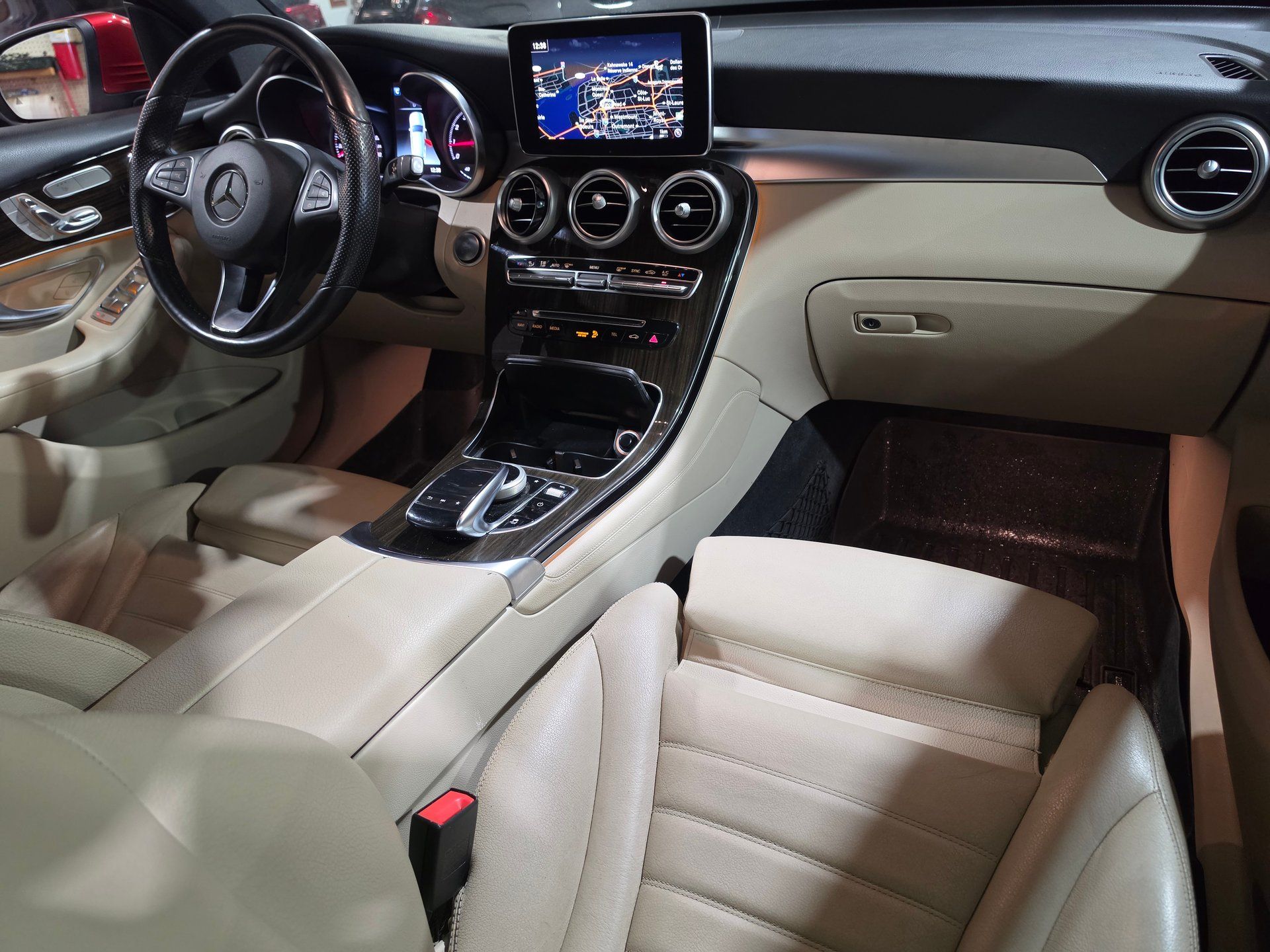 Mercedes-Benz GLC 300 2018 - Image 10
